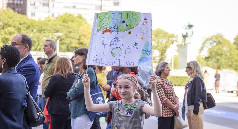 Personal de la ONU con sus familias se reúnen en la sede de las Naciones Unidas en Nueva York para dar su apoyo a la huelga mundial contra el cambio climático, liderada por los jóvenes.