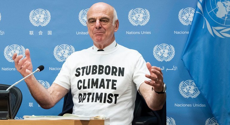 David Nabarro, co-facilitateur de la coalition des 'Solutions basées sur la nature' au Sommet Action Climatique, devant des journalistes au siège de l'ONU.