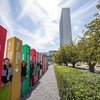 在纽约联合国总部的一场展示中，代表17个可持续发展目标的年轻人排队等候。