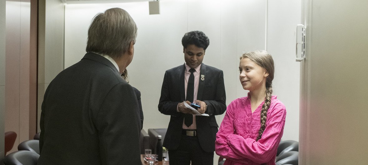 气候活动家格蕾塔·桑伯格(右)和解决方案夏季推介赛冠军阿努拉格·萨哈·罗伊(中)以及秘书长安东尼奥·古特雷斯在2019年联合国气候行动峰会开幕式上的后台。