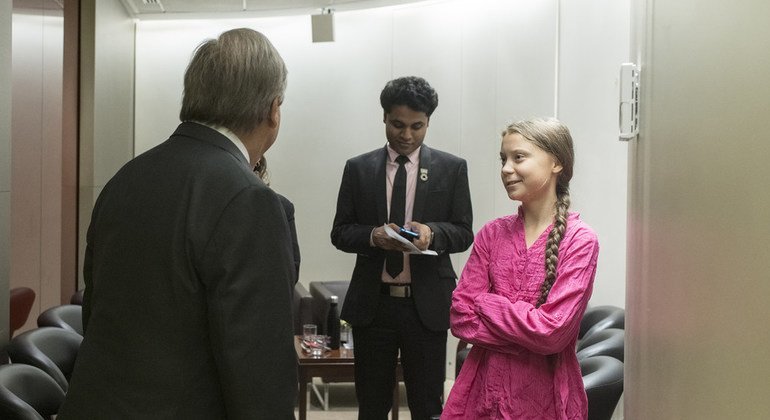 Greta Thunberg (à droite), militante pour le climat, avec Anurag Saha Roy (au centre), lauréat du Concours estival de lancement de solutions, et le Secrétaire général António Guterres en arrière-plan à l'ouverture du Sommet des Nations Unies pour l'acti