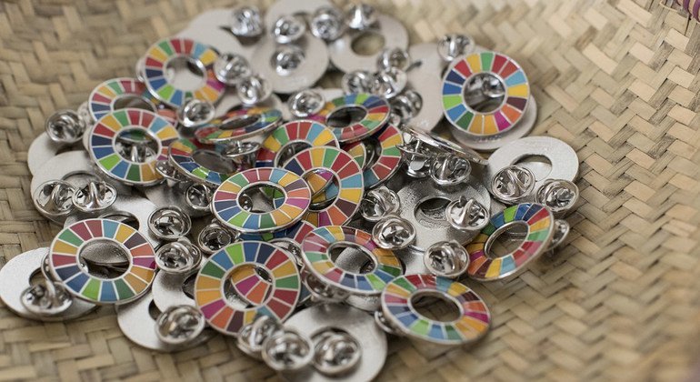 Panier de 'pins' représentant les couleurs des 17 objectifs de développement durable (ODD).