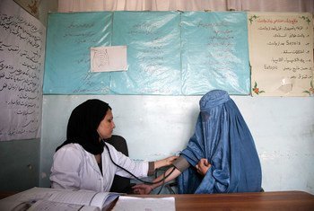 قابلة في إحدى عيادات الصحة الطبية في مقاطعة باروان بأفغانستان، تقوم بفحص ضغط الدم لإحدى السيدات. (ملف)