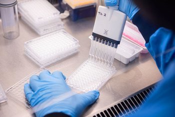 يعمل العلماء في معهد جينر بجامعة أكسفورد على تطوير لقاح ضد فيروس كورونا.