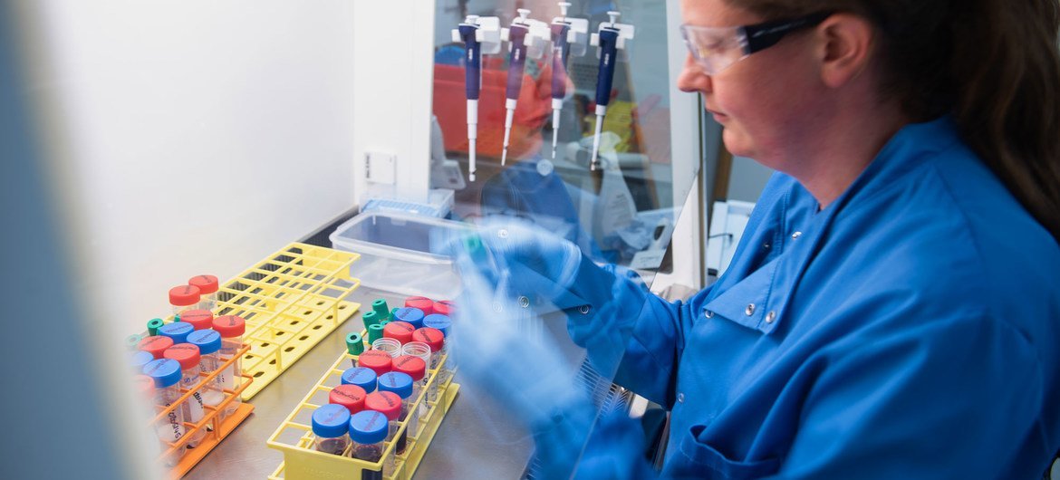 يتم اختبار العينات من قبل العلماء في معهد جينر التابع لجامعة أكسفورد في ظل استمرار تطوير لقاح ضد فيروس كورونا.
