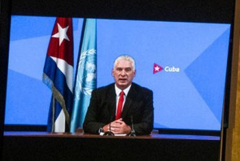 El presidente de Cuba Miguel Díaz-Canel Bermúdez (en la pantalla) se dirige a la Asamblea General durante el debate del 76 periodo de sesiones.