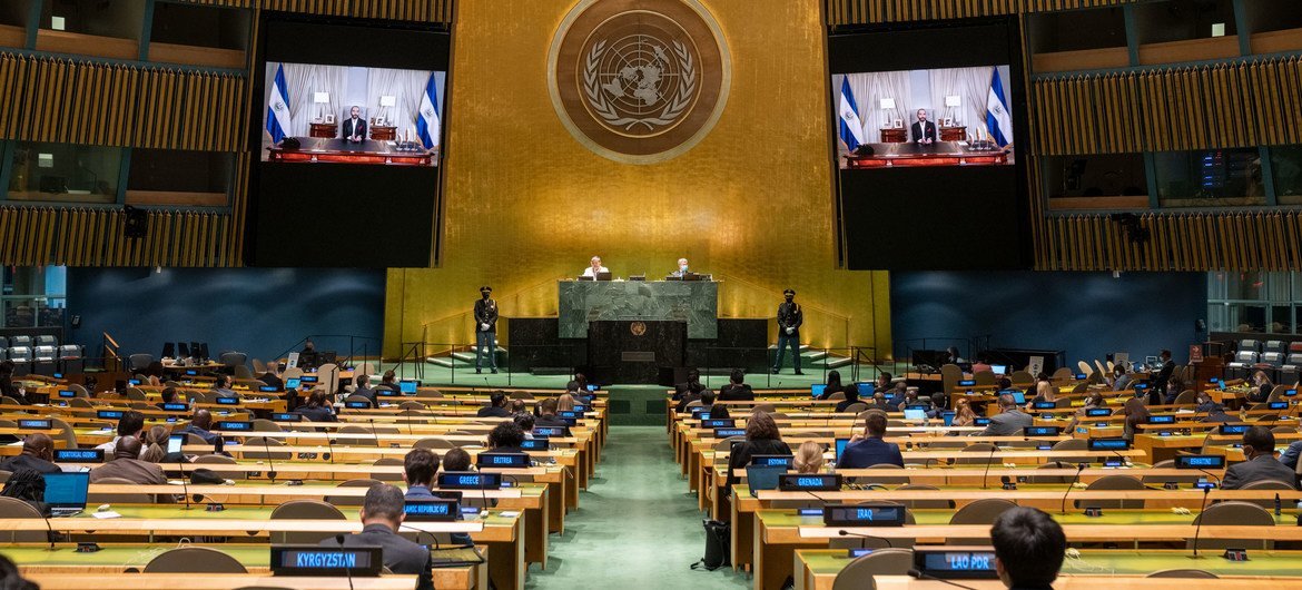 El presidente de El Salvador, Armando Bukele (en la pantalla) interviene durante el debate del 76 periodo de sesiones de la Asamblea General de la ONU.