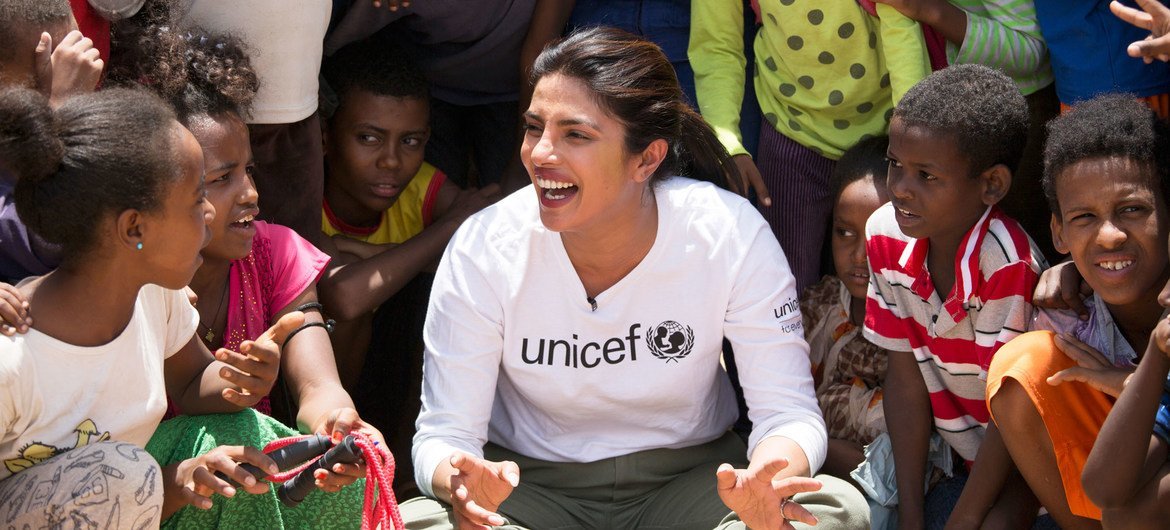 L'ambassadrice itinérante de l'UNICEF Priyanka Chopra Jonas regarde un match de football entre des enfants réfugiés érythréens et des enfants éthiopiens dans le camp de réfugiés de Hitsats.