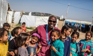 L'ambassadrice itinérante de l'UNICEF Angélique Kidjo s'entretient avec des enfants dans le quartier informel de Housh el Refka, dans la vallée de la Bekaa au Liban.