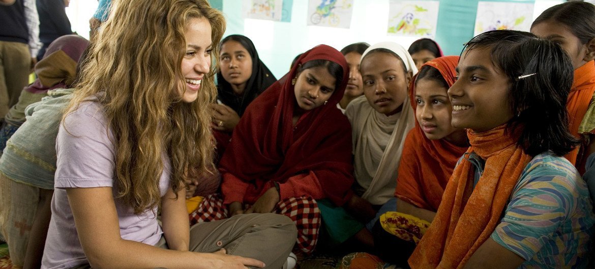 Shakira, ambassadrice itinérante de l'UNICEF, s'entretient avec Nipa, une Bangladaise de 11 ans qui a survécu au cyclone