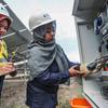 Des femmes travaillant dans un site d'énergie solaire en Indonésie.