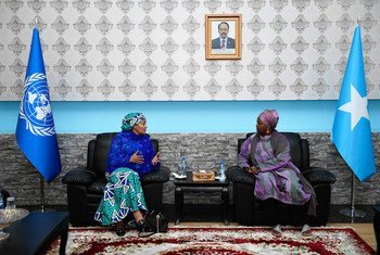 نائبة الأمين العام للأمم المتحدة أمينة محمد (يسار) تلتقي السيدة ديقة ياسين، وزيرة المرأة وحقوق الإنسان بجمهورية الصومال الفيدرالية.
