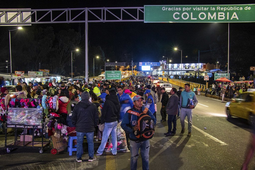 Des réfugiés et des migrants vénézuéliens attendent au poste-frontière du pont international Rumichaca pour entrer en Équateur en provenance de Colombie.