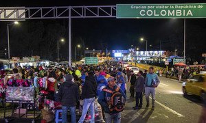 Des réfugiés et des migrants vénézuéliens attendent au poste-frontière du pont international Rumichaca pour entrer en Équateur en provenance de Colombie.