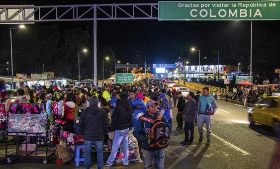 Migrantes venezuelanos na ponte Rumichaca, que liga Equador e Colômbia 