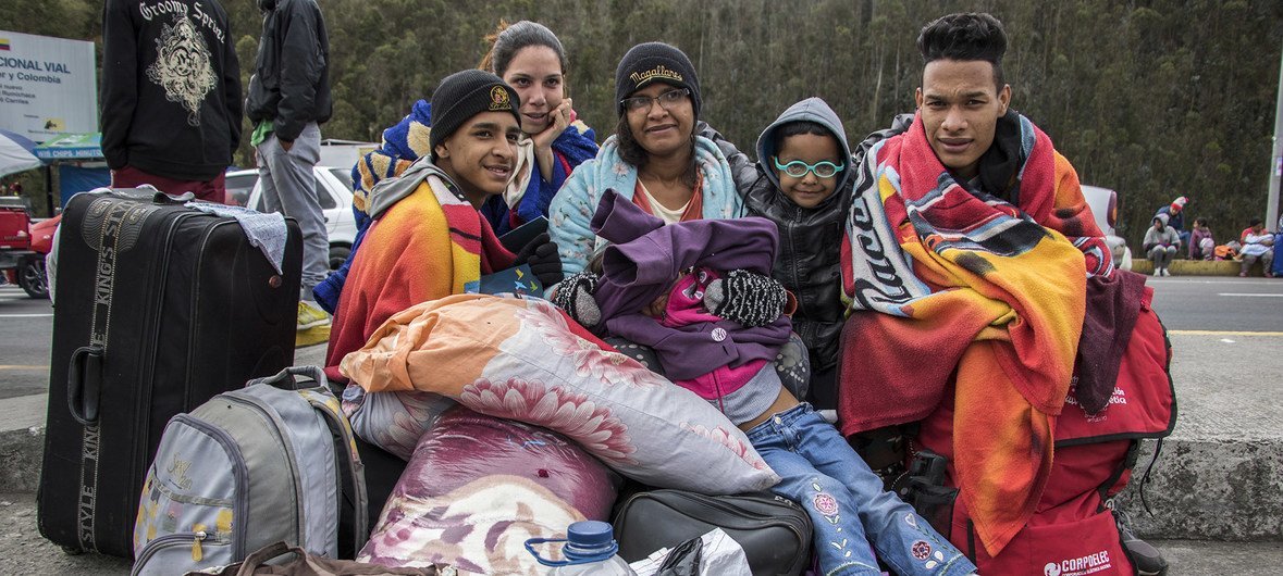 لاجئون فنزويليون ينتظرون عبور الحدود للدخول من كولومبيا إلى الإكوادور.