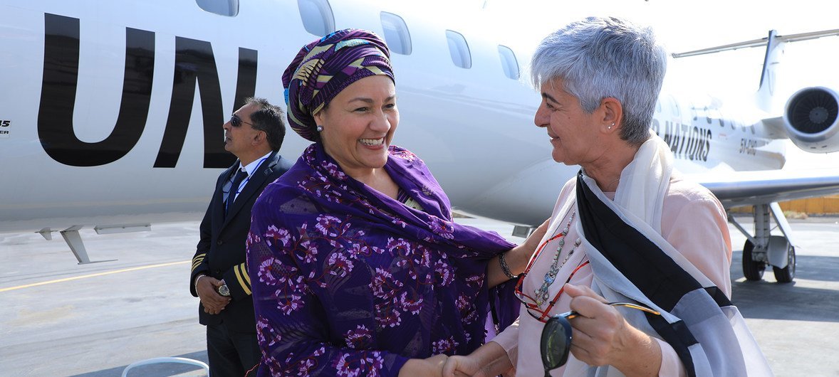 بابارا مانزي، منسقة الأمم المتحدة المقيمة في جيبوتي تستقبل أمينة محمد نائبة الأمين العام للأمم المتحدة لدى وصولها جيبوتي.
