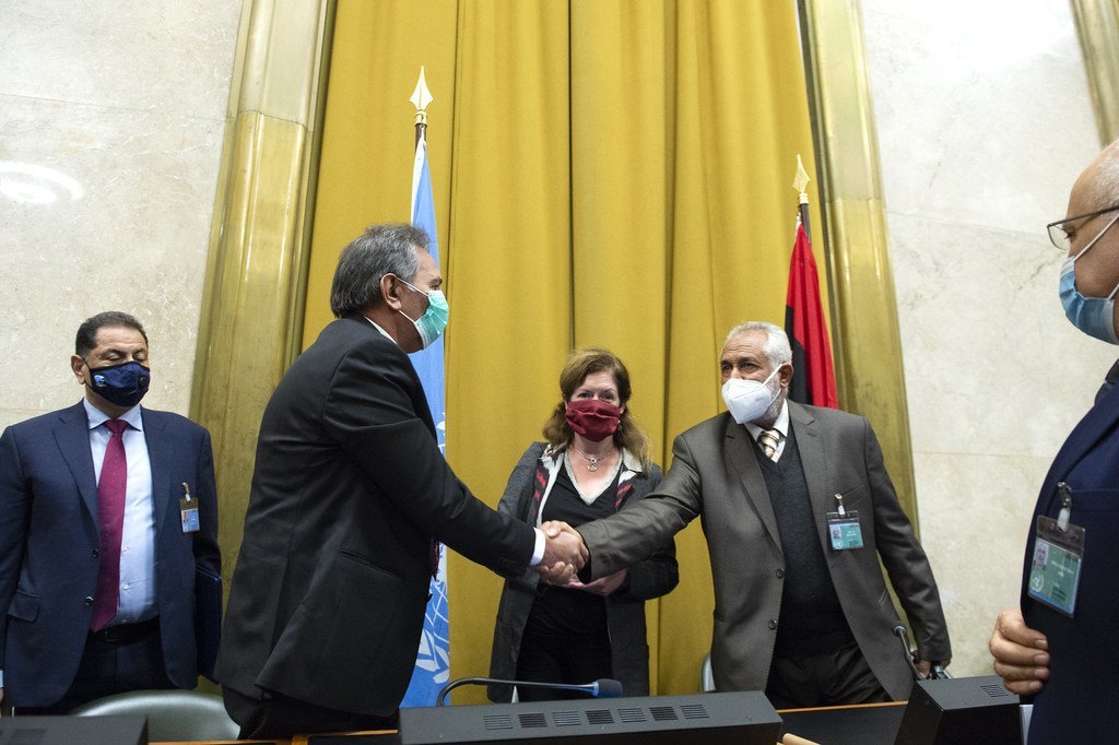ستيفاني ويليامز الممثلة الخاصة للأمين العام بالإنابة أثناء توقيع اتفاق وقف إطلاق النار في ليبيا في الجولة الرابعة من مسار اللجنة العسكرية الليبية المشتركة 5 + 5، في قصر الأمم بجنيف. 23 أكتوبر/تشرين الأول 2020. 