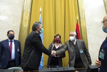 ستيفاني ويليامز الممثلة الخاصة للأمين العام بالإنابة أثناء توقيع اتفاق وقف إطلاق النار في ليبيا في الجولة الرابعة من اللجنة العسكرية الليبية المشتركة 5 + 5، في قصر الأمم بجنيف. 23 أكتوبر/تشرين الأول 2020. 
