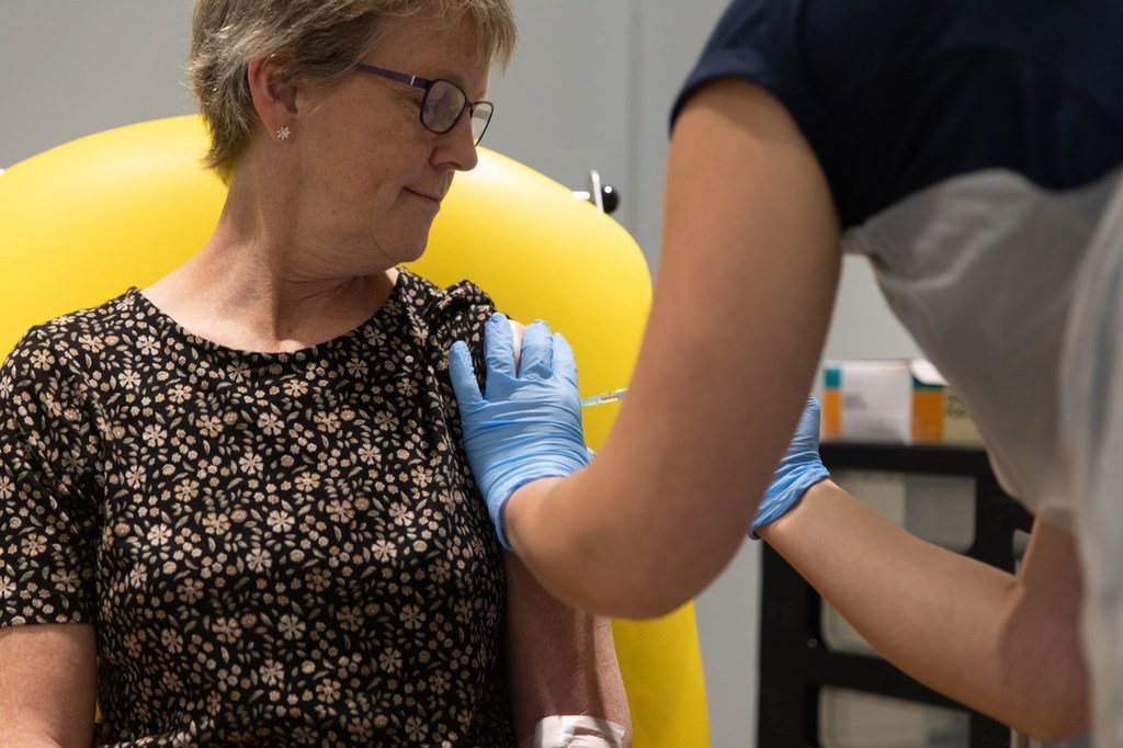Une patiente reçoit le vaccin contre la Covid-19 développé par l'Université d'Oxford et AstraZeneca au Royaume-Uni.