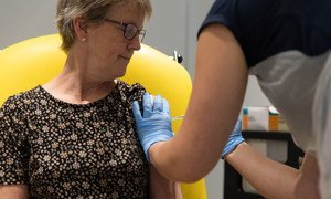 Une patiente reçoit le vaccin contre la Covid-19 développé par l'Université d'Oxford et AstraZeneca au Royaume-Uni.