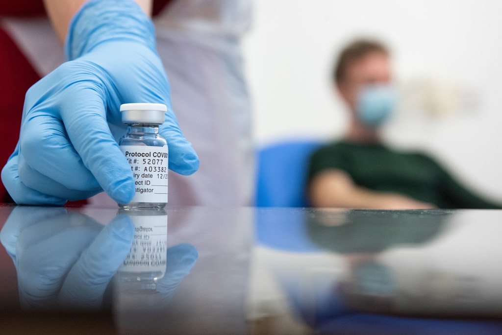牛津大学开发的冠状病毒疫苗据说有高达90%的效果。