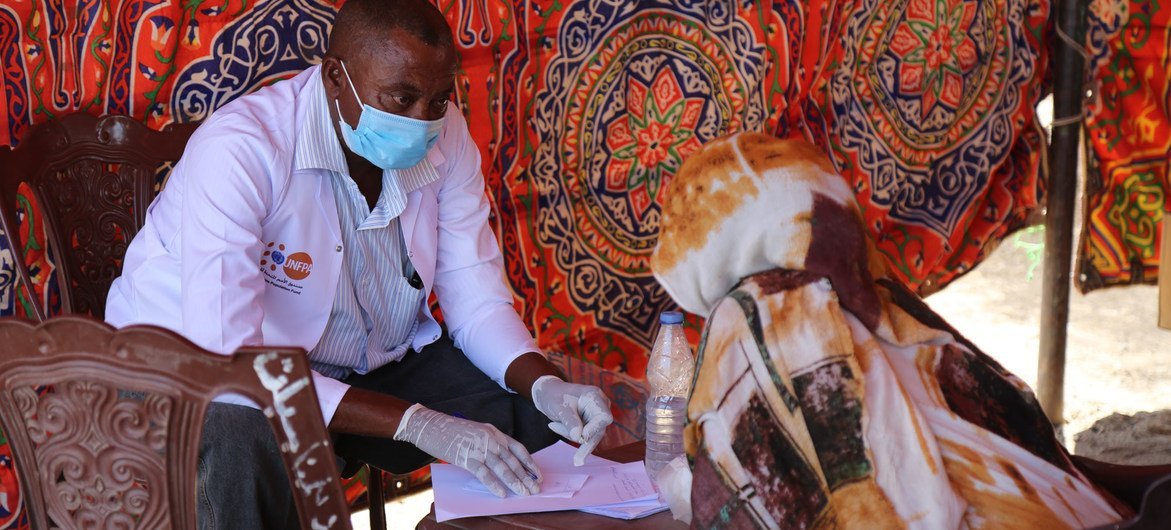 Mulher recebendo serviços de saúde em Hamdayet, no Sudão