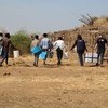 Artículos de ayuda humanitaria llegan a Um Raquba en Sudán, donde han huido civiles etíopes escapando de los combates en Tigray.