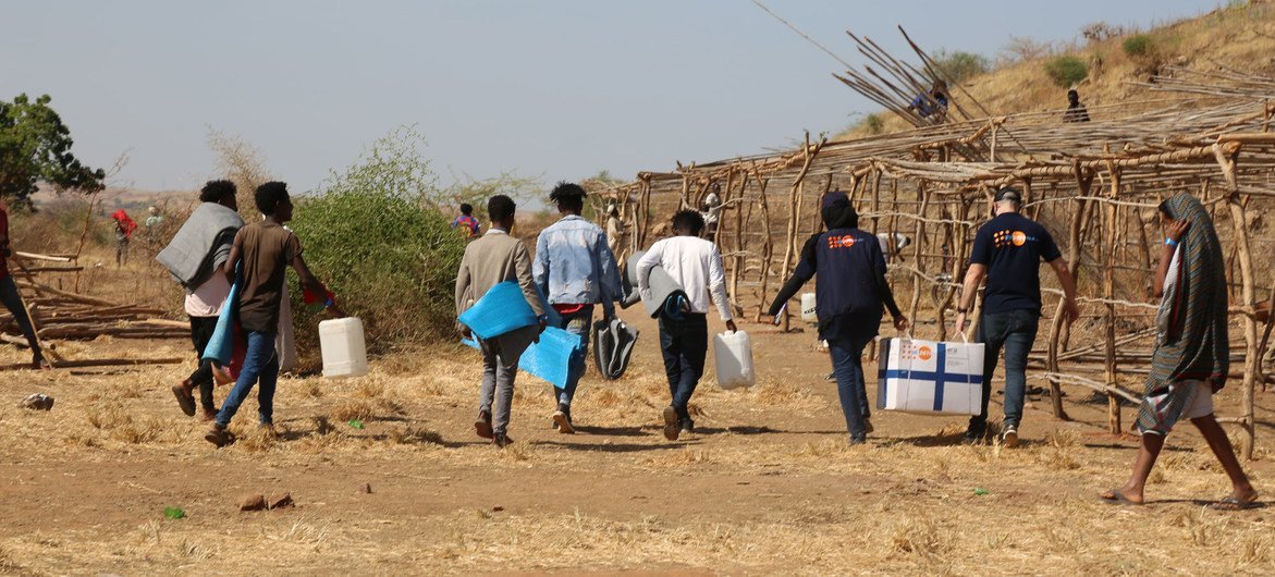 جلب الإمدادات إلى مخيم أم راكوبة في السودان.