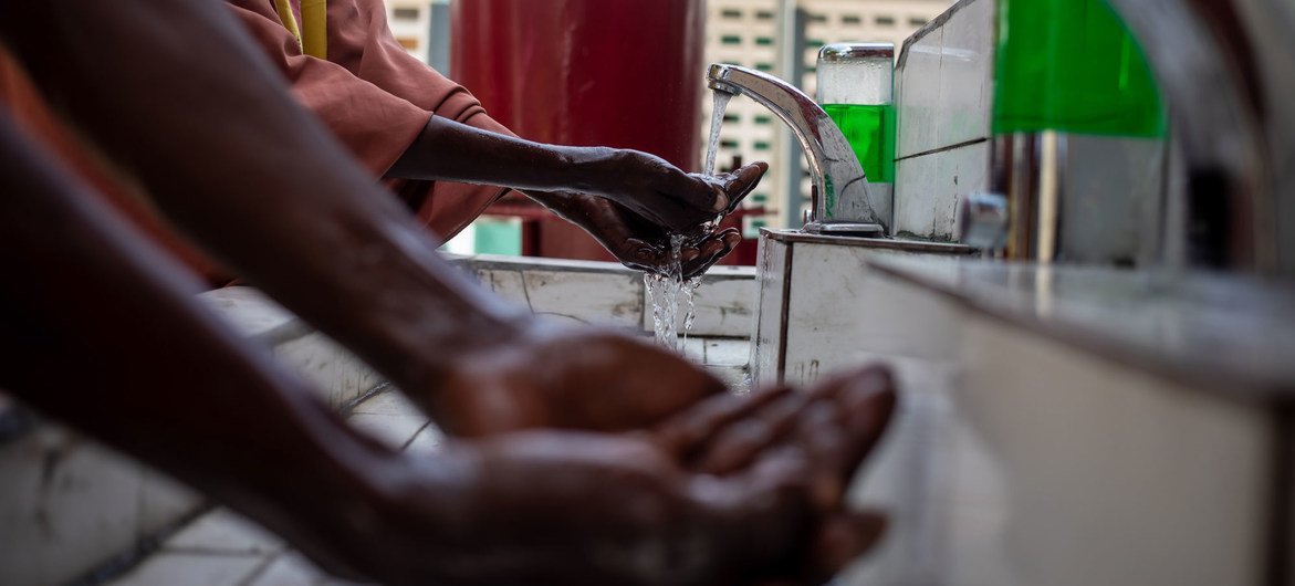 تشجيع على غسل اليدين في الصومال قبل الحصول على تطعيم ضد شلل الأطفال.