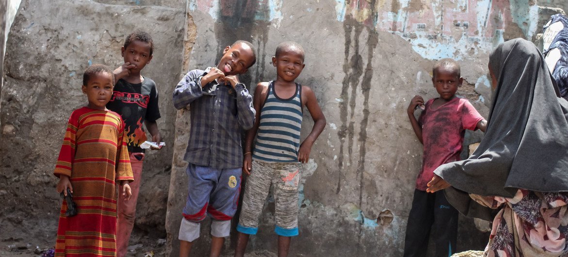 أطفال ينتظرون دورهم في الحصول على لقاح ضد شلل الأطفال في مقديشو بالصومال.