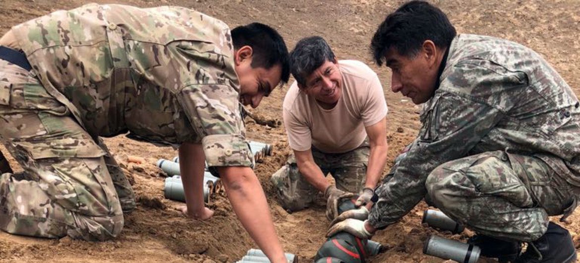 El personal de las Fuerzas Aéreas de Perú preparándose para la destrucción de explosivos.