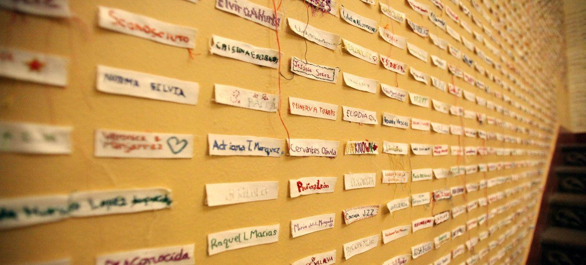 Nomes de vítimas de feminicídio e 'desconhecidas' representando as vítimas de feminicídio numa exposição no México.