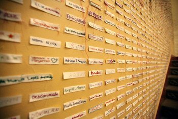 在墨西哥的一个展览会，这些令人触目惊心的标签上注有杀害女性案件中被害女性受害者的名字。