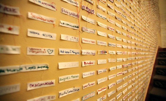 Nomes de vítimas de feminicídio e 'desconhecidas' representando as vítimas de feminicídio numa exposição no México.