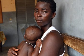 Manusura wa ukatili wa kijnsia ambaye anasaidiwa na misaada ya kijamii kijiji cha Bouaké, nchini Côte d'Ivoire.