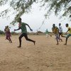 Des enfants jouent au football dans un espace ami des enfants soutenu par l'UNICEF au Burkina Faso.