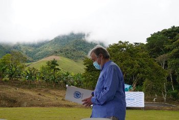 El Secretario General, António Guterres, antes de intervenir ante la comunidad de Llano Grande, un lugar donde excombatientes y civiles viven en un proceso de reconciliación establecido en los acuerdos de paz hace cinco años.