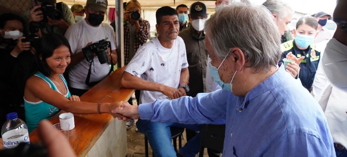 Le Secrétaire général de l'ONU, António Guterres, parle à des habitants de Llano Grande, en Colombie, où il est venu observé les progrès du processus de paix.