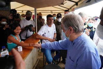 Guterres fala com os moradores de Llano Grande, Colômbia, onde testemunhou como o processo de paz está se desenvolvendo na Colômbia