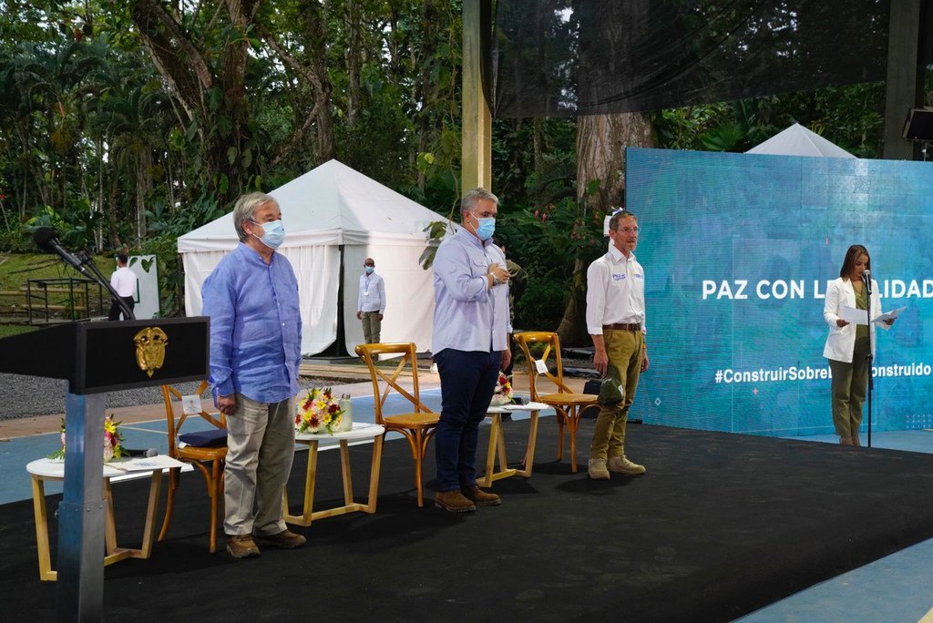 El Secretario General, António Guterres, a la izquierda, junto con el presidente de Colombia, Iván Duque, durante el acto oficial de conmemoración del quinto aniversario del Acuerdo de Paz de Colombia.