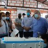Le Secrétaire général de l'ONU, António Guterres, visite un atelier de confection qui réinsère des ex-combattants dans la vie civile à Llano Grande, en Colombie. 
