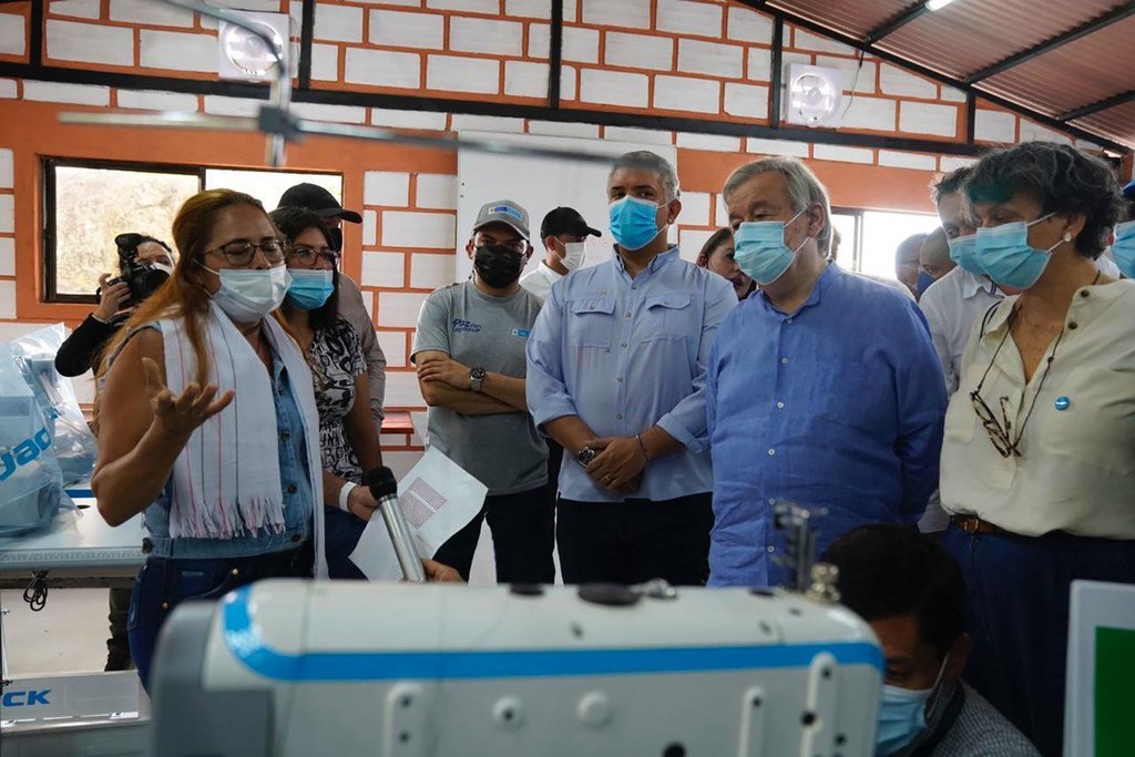 El Secretario General, António Guterres, visita un taller de confección que trabaja con exguerrilleros para su reintegración en la sociedad, en Llano Grande (Colombia).