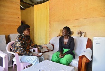 غوريتي أوندولا (يمين) تتحدث مع كارين أومانغا من مركز نياندو للعدالة الاجتماعية في كينيا.