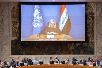 جينين هينيس - بلاسخارت (على الشاشة)، الممثلة الخاصة للأمين العام ورئيسة بعثة الأمم المتحدة لمساعدة العراق، تقدم إحاطتها لمجلس الأمن بشأن الوضع في العراق.