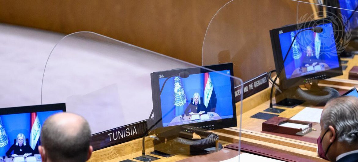 جينين هينيس - بلاسخارت (على الشاشة)، الممثلة الخاصة للأمين العام ورئيسة بعثة الأمم المتحدة لمساعدة العراق، تقدم إحاطتها لمجلس الأمن بشأن الوضع في العراق.