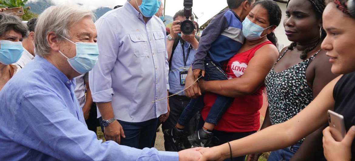Le Secrétaire général de l'ONU, António Guterres, rencontre des habitants de Llano Grande, en Colombie.