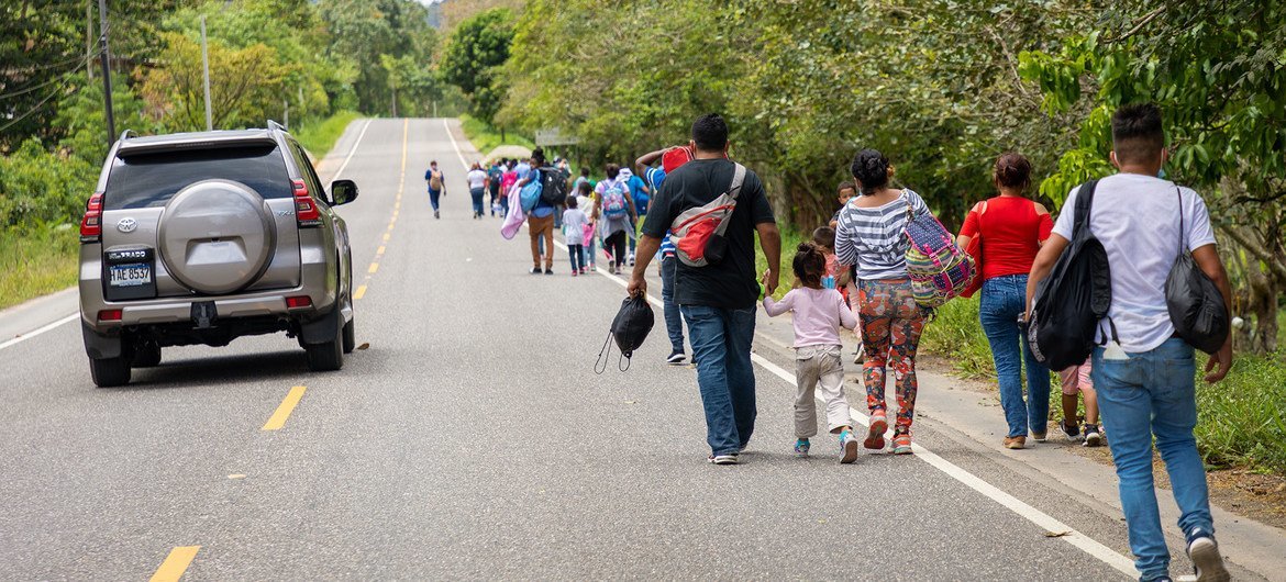 Familias hondureñas migrantes caminan hacia la frontera con Guatemala.