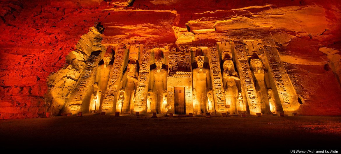 Les anciens temples d'Abu Simbel en Nubie, dans le sud de l'Égypte, baignés d'une lumière orange en solidarité avec l'appel de la campagne 2015 d'UNiTE à "Orangez le monde" et à mettre fin à la violence contre les femmes et les filles.