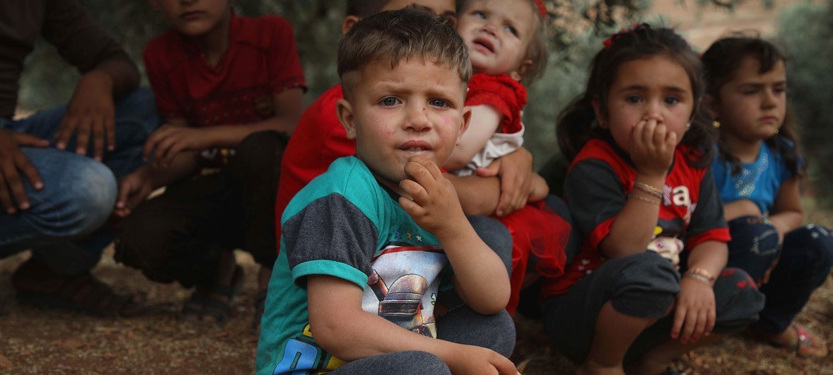 叙利亚儿童在一棵树下休息。他们的家人在靠近土耳其边境的伊德利卜市以北45公里的阿克拉巴特（Aqrabat）村搭建了临时营地。